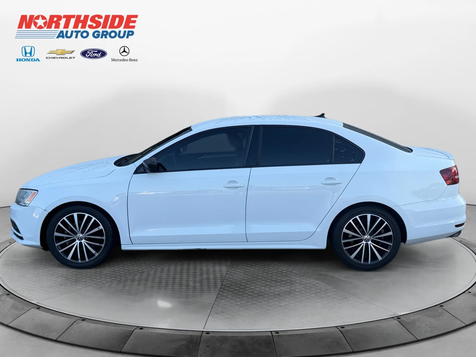 Used 2016  Volkswagen 1.8T Sport image 4