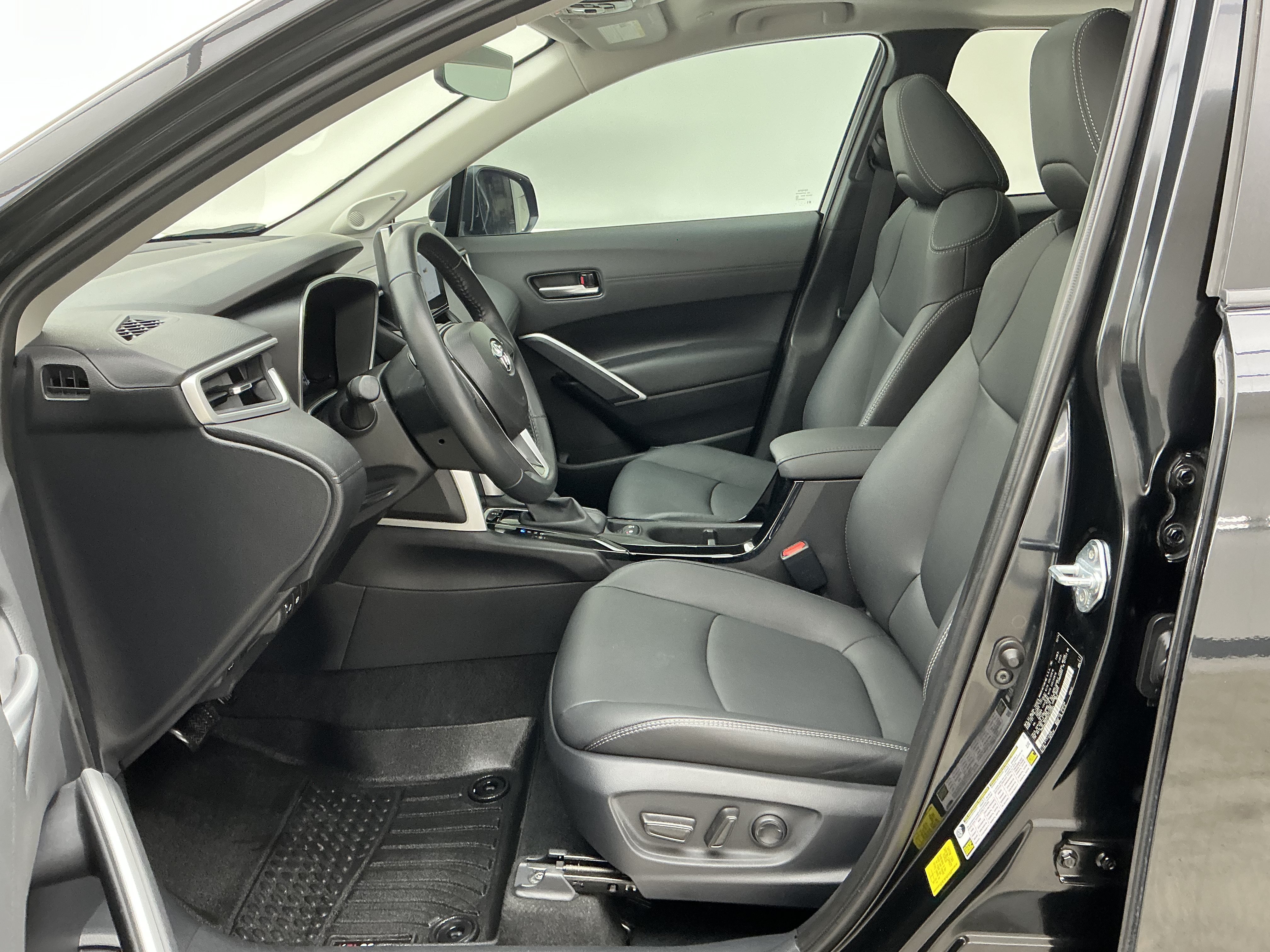 2025 Toyota Corolla Cross XLE - Photo 17
