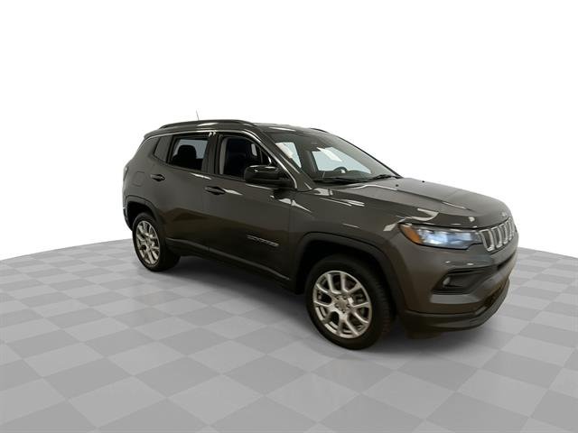 2022 Jeep Compass Latitude Lux 4x4, photo 2 of 12