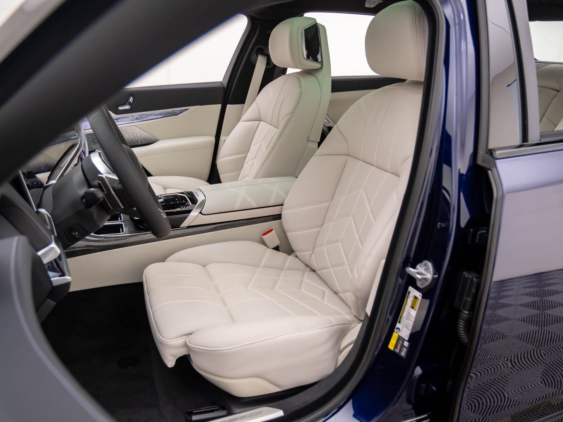 New 2026 Tanzanite Blue II Metallic BMW 750e xDrive image 17