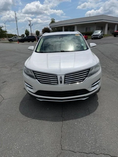Used 2015 White Lincoln Base image 2