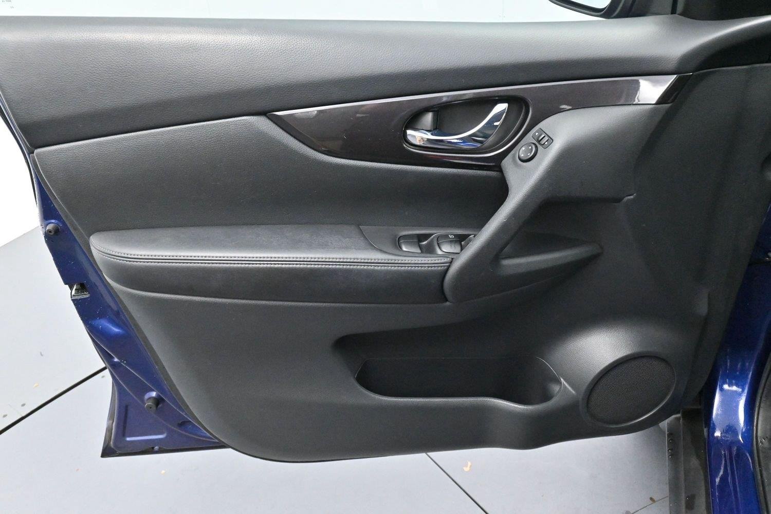 Used 2018 Caspian Blue Nissan SV image 11