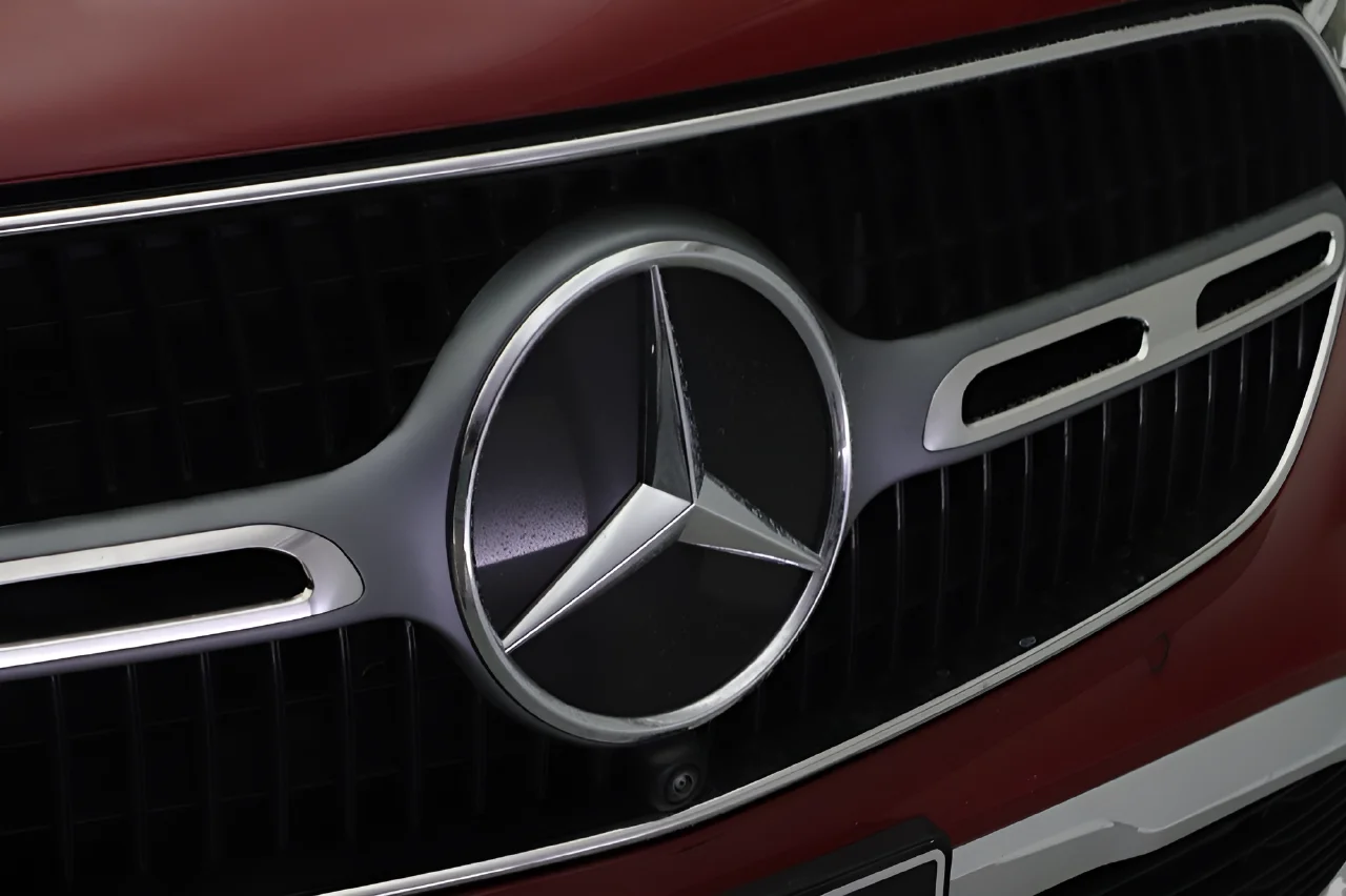 Used 2025 Red Mercedes-Benz 350e 4MATIC® Exclusive Line image 26