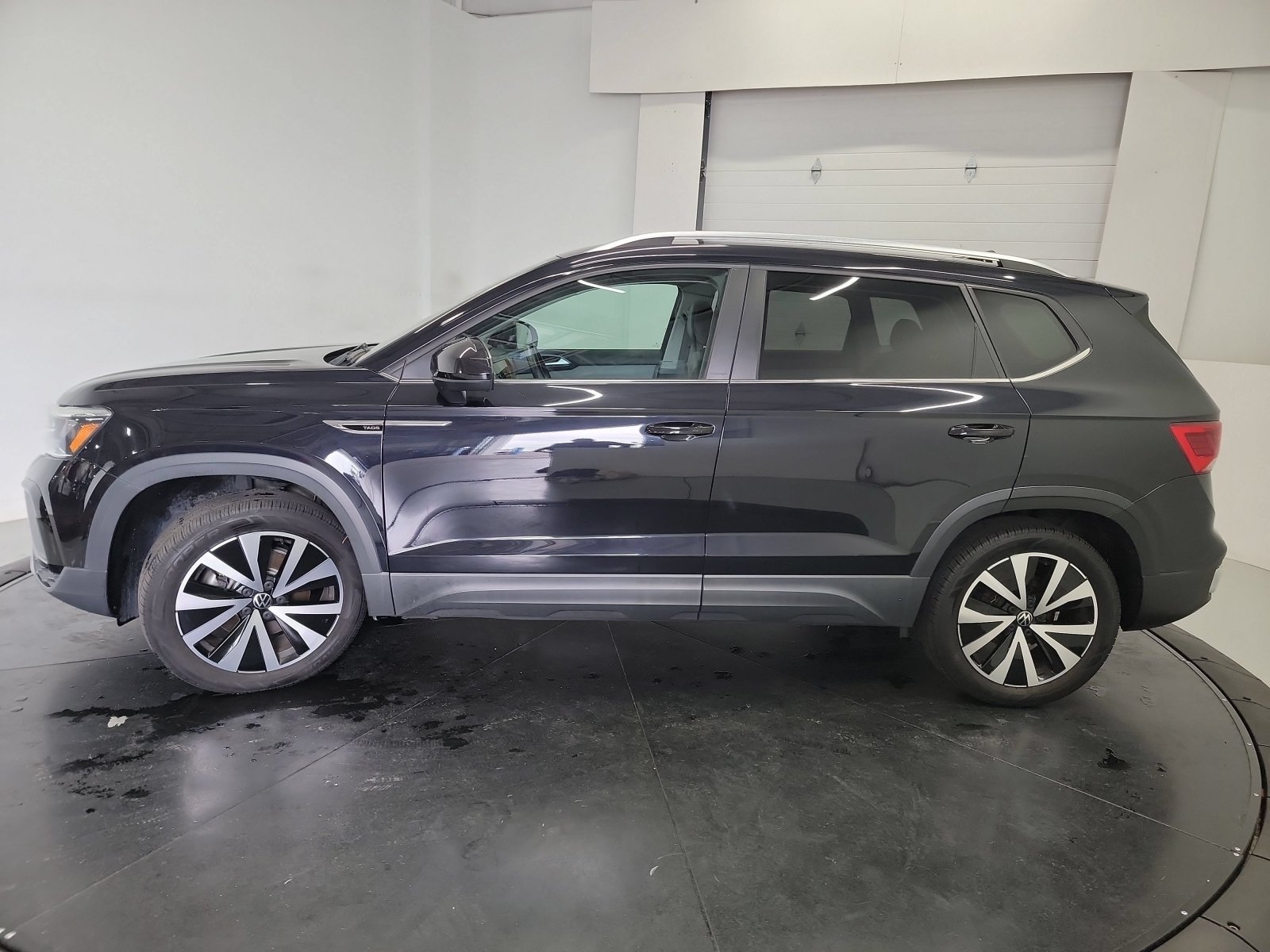 Used 2022 Deep Black Pearl Volkswagen SE image 4