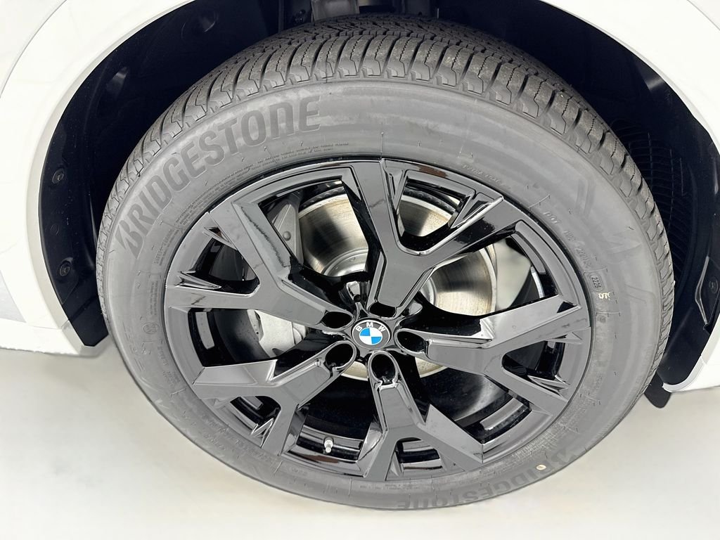 New 2027 White Metallic BMW xDrive40i image 32