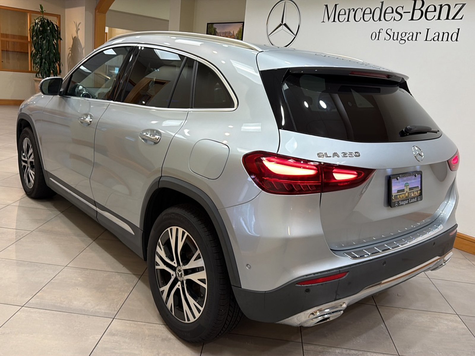 Used 2025 Cirrus Silver Metallic Mercedes-Benz 4MATIC® image 4