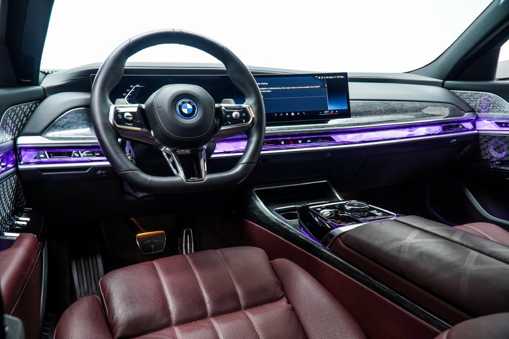 Used 2025 White BMW 750e xDrive image 28