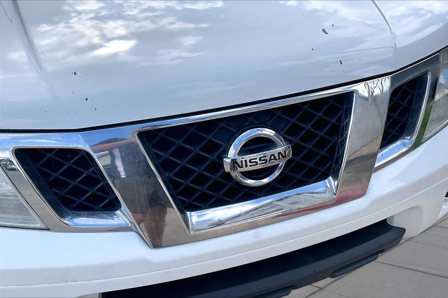 Used 2016 Glacier White Nissan SV image 29