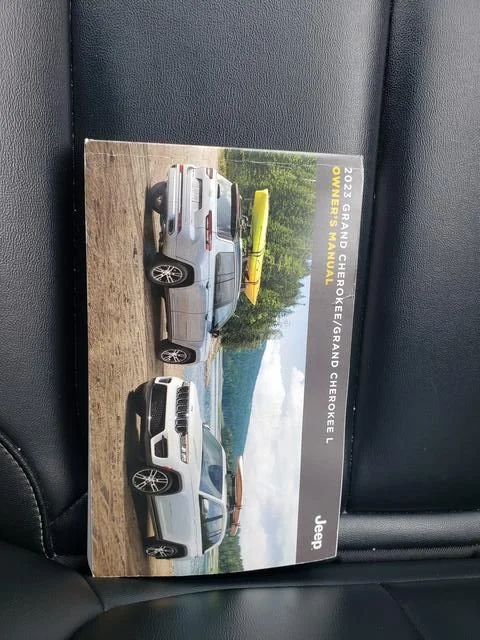 Used 2023  Jeep Limited image 23