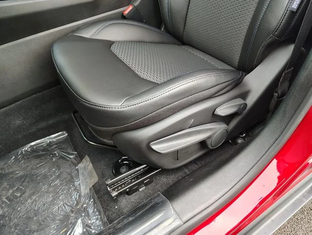 New 2026 Red Hot Pearl-Coat Exterior Paint Jeep Latitude image 12
