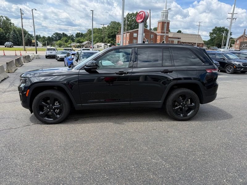 Used 2024 Black Jeep Altitude image 5