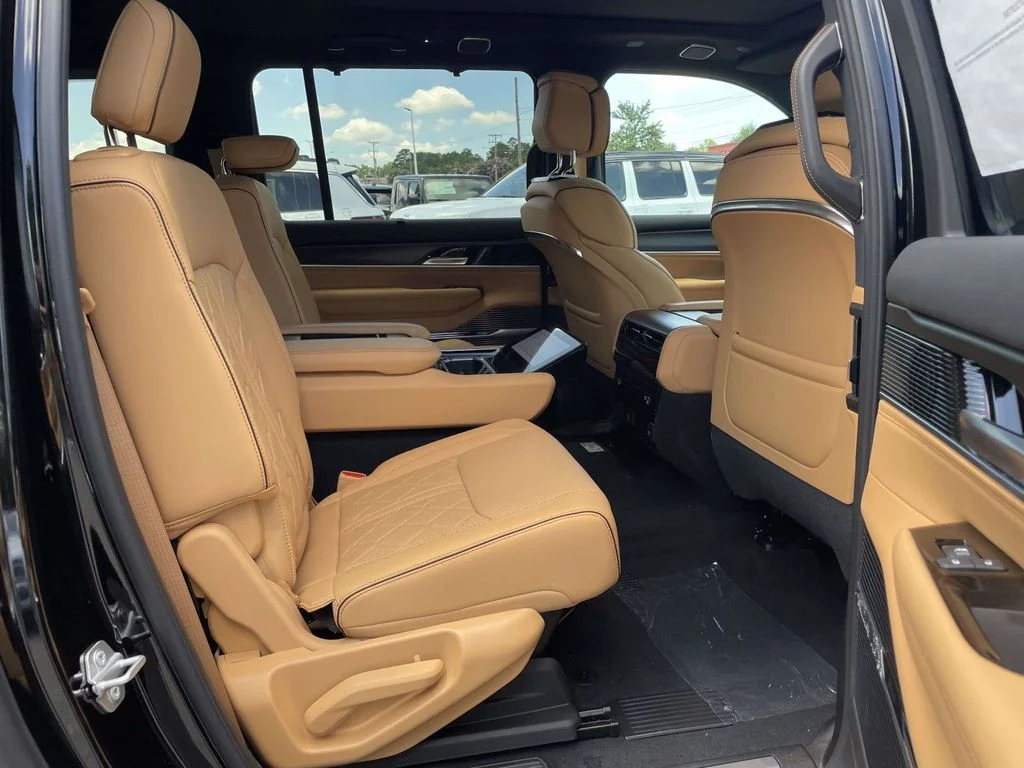 New 2026 High Gloss Black Jeep Summit Reserve image 18