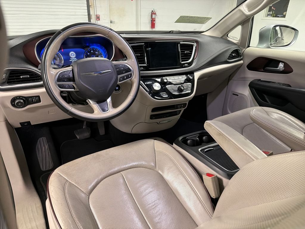 Used 2019 Silver Chrysler Limited image 33