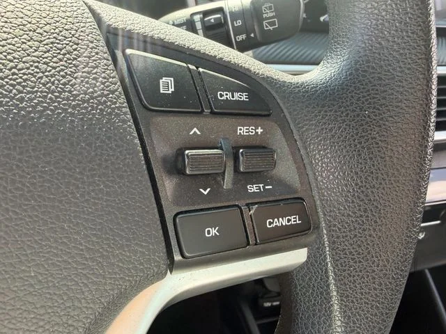 Used 2020 Black Hyundai SE image 28