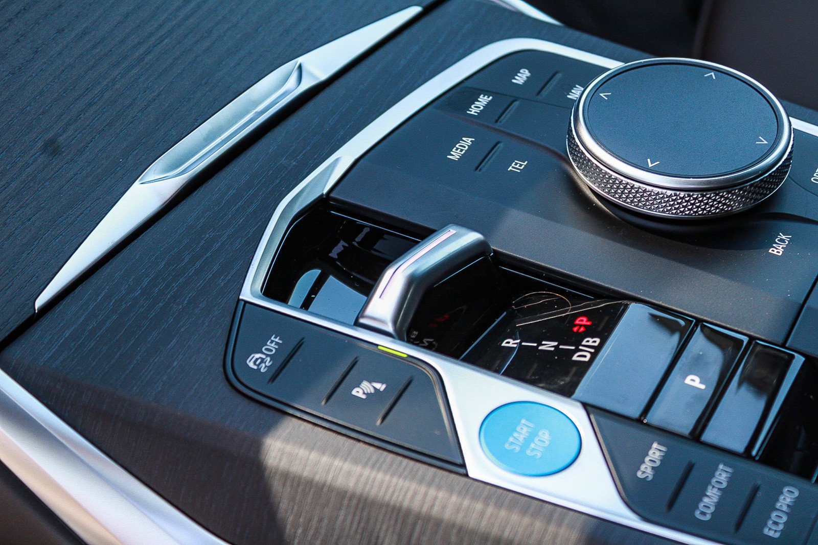 New 2026 Mineral White Metallic BMW xDrive40 image 19