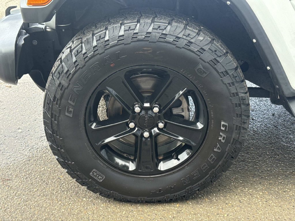 Used 2023 White Jeep Altitude image 8