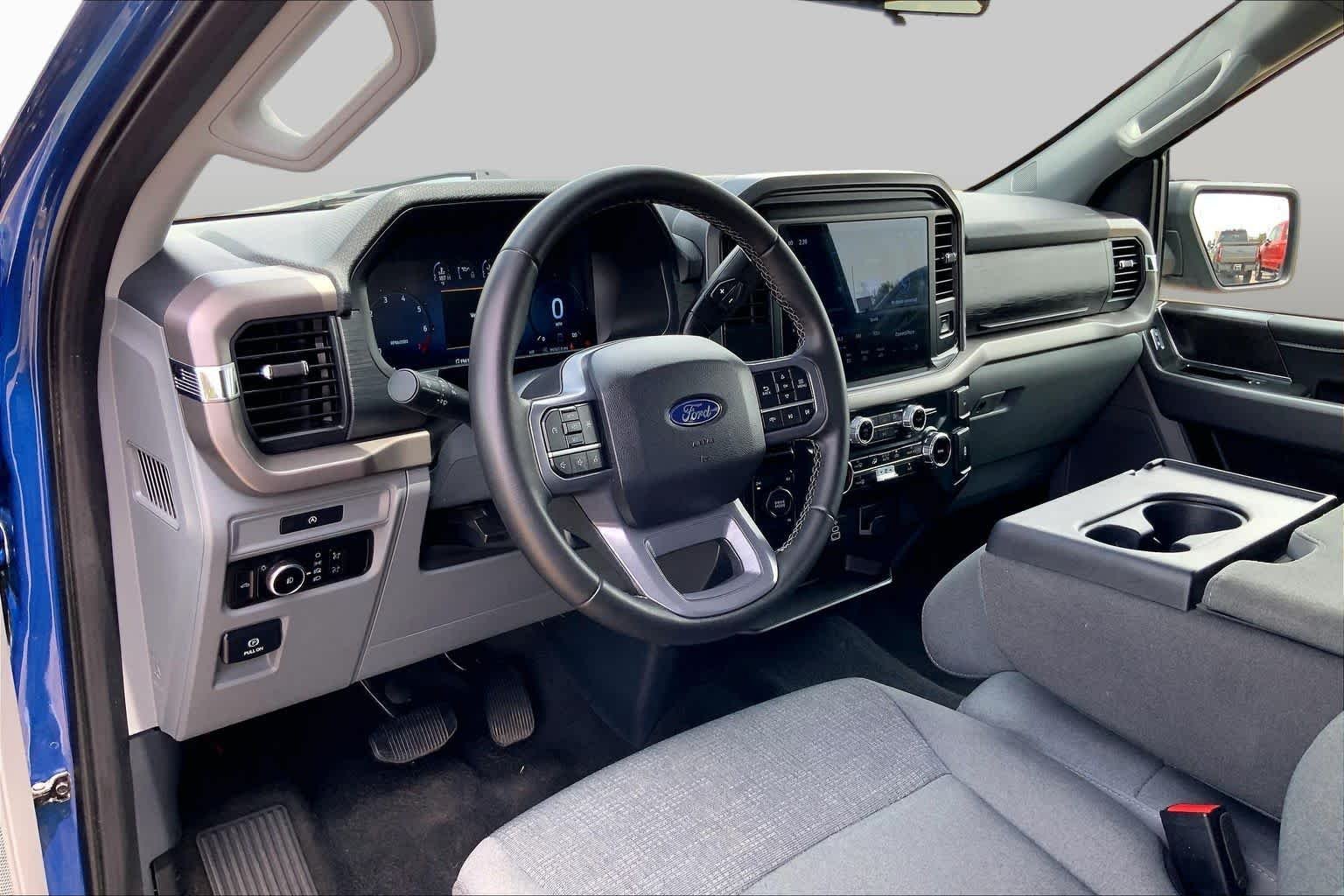 Used 2025 Atlas Blue Metallic Ford XLT image 18