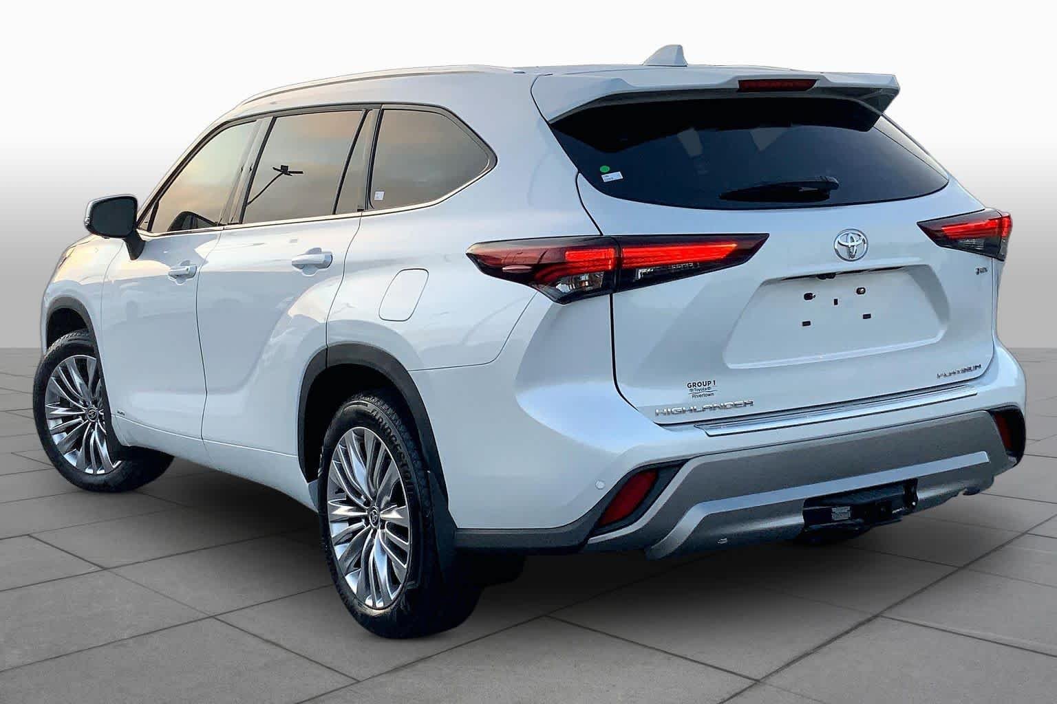 Used 2026 Wind Chill Pearl Toyota Hybrid Platinum image 11