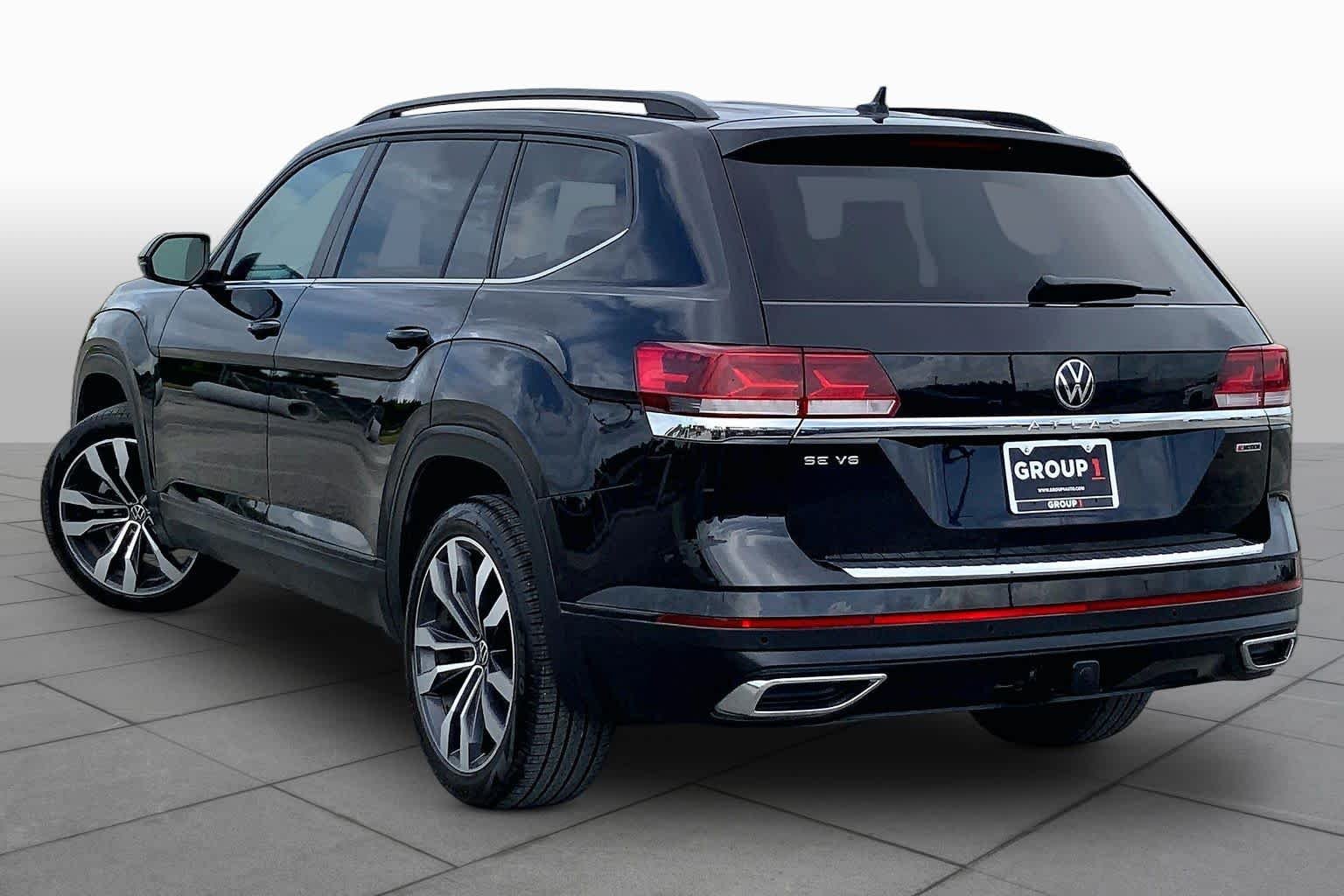 Used 2022 Deep Black Pearl Volkswagen 3.6L V6 SE w/Technology image 12