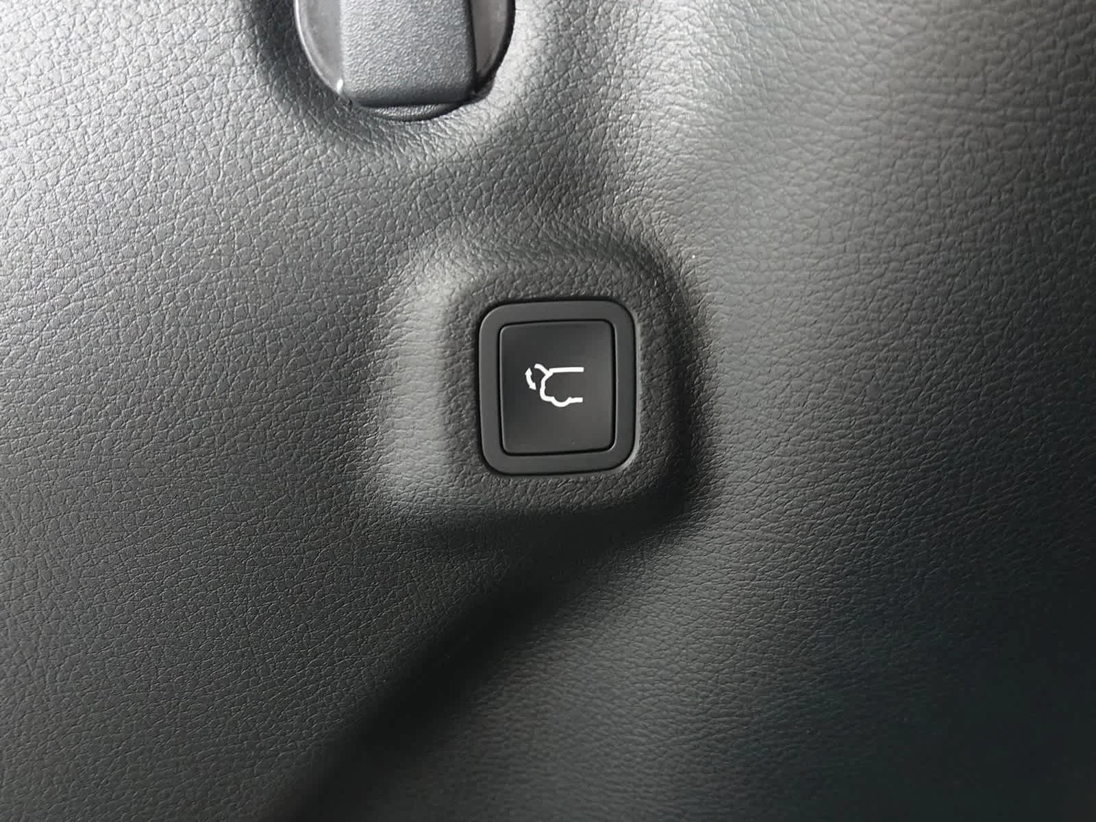 New 2026 Bright White Clearcoat Jeep Latitude image 10