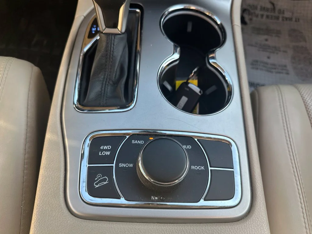 Used 2017 Velvet Jeep Limited image 13