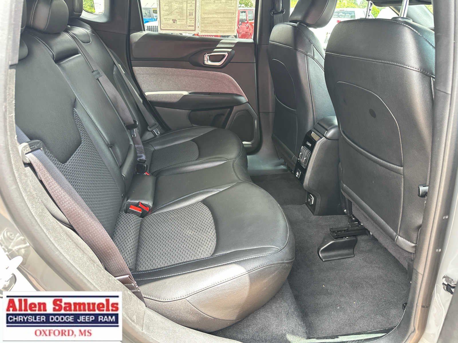 Used 2024 Sting-Gray Clearcoat Jeep Latitude image 36