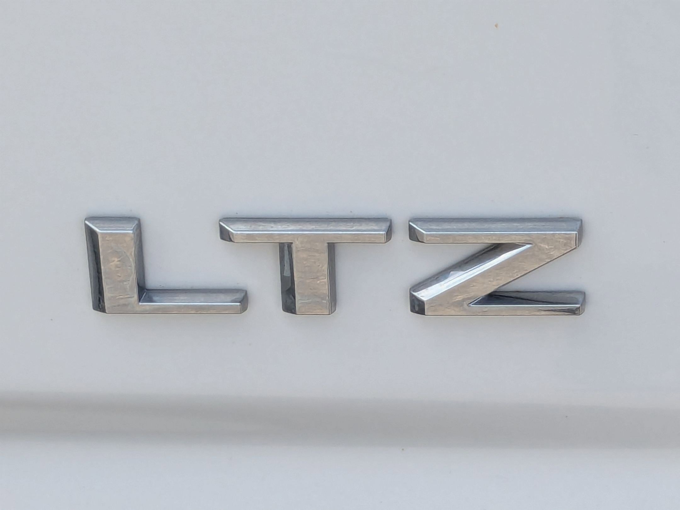 Used 2022 Summit White Chevrolet LTZ image 13