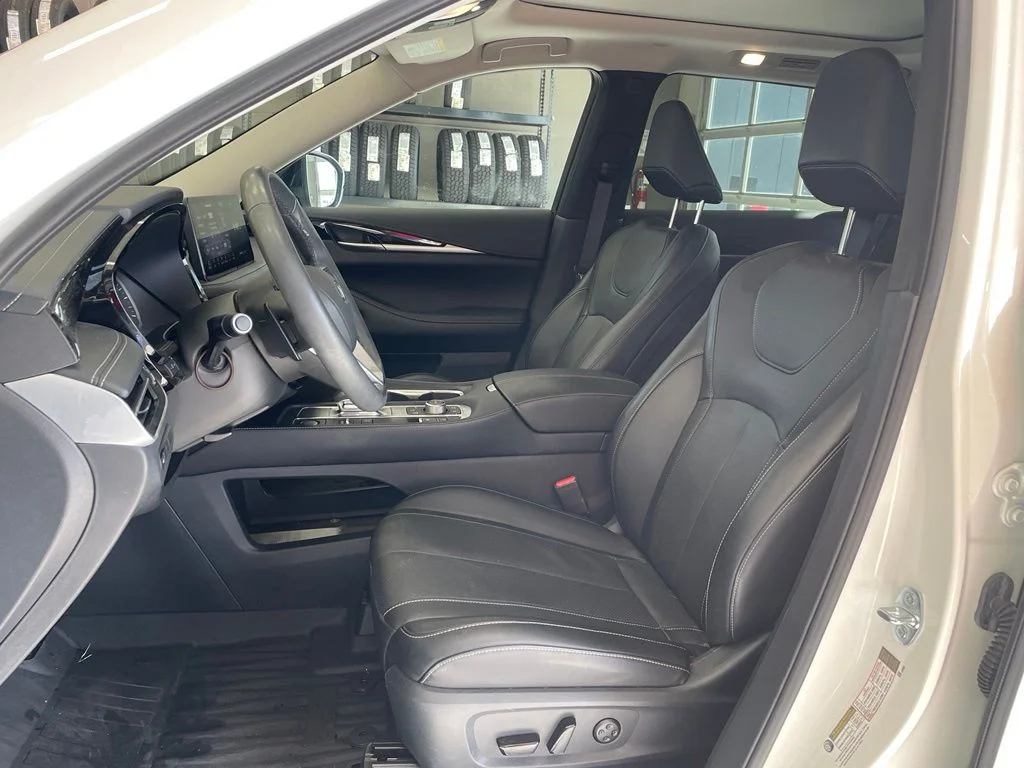 Used 2025 White INFINITI PURE image 10