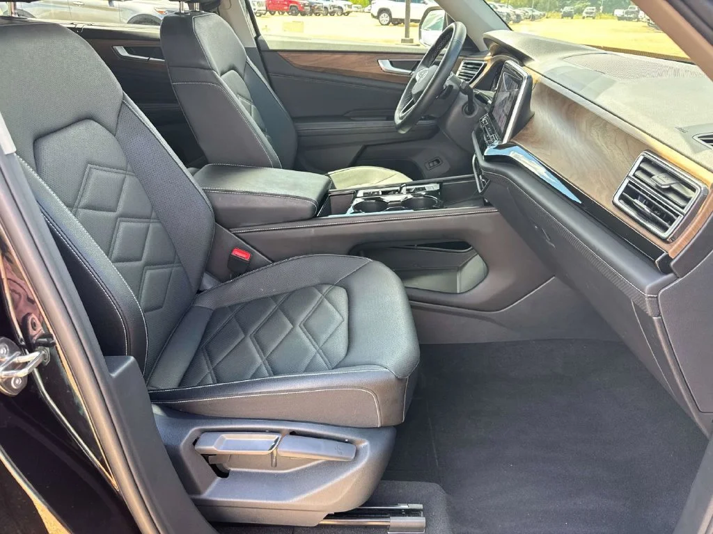 Used 2025 Black Volkswagen 2.0T SE w/Technology image 21