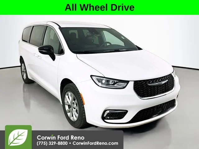 2025 Chrysler Pacifica Select AWD's photo