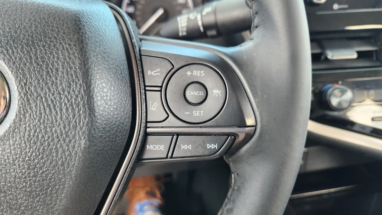 Used 2024  Toyota Hybrid SE image 19