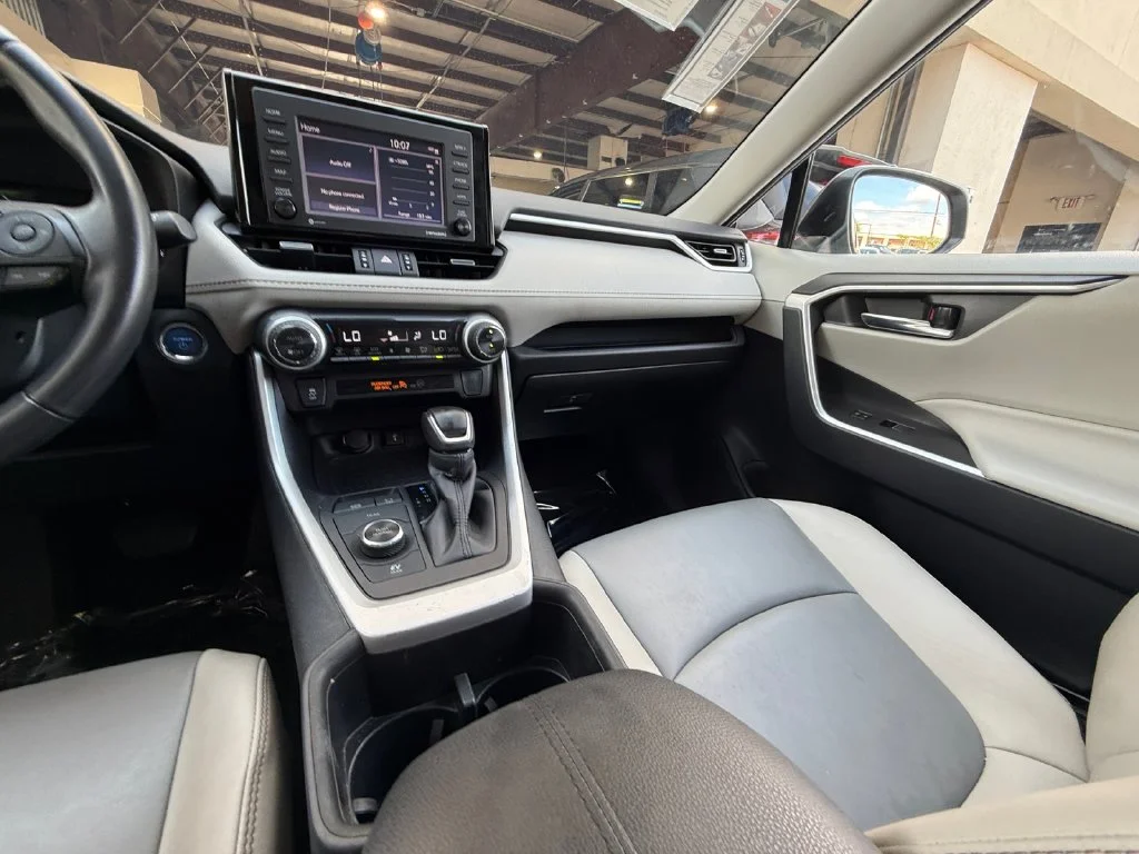 Used 2022 Silver Toyota XLE Premium image 15
