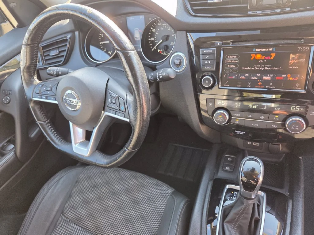 Used 2021 Gray Nissan SV image 31