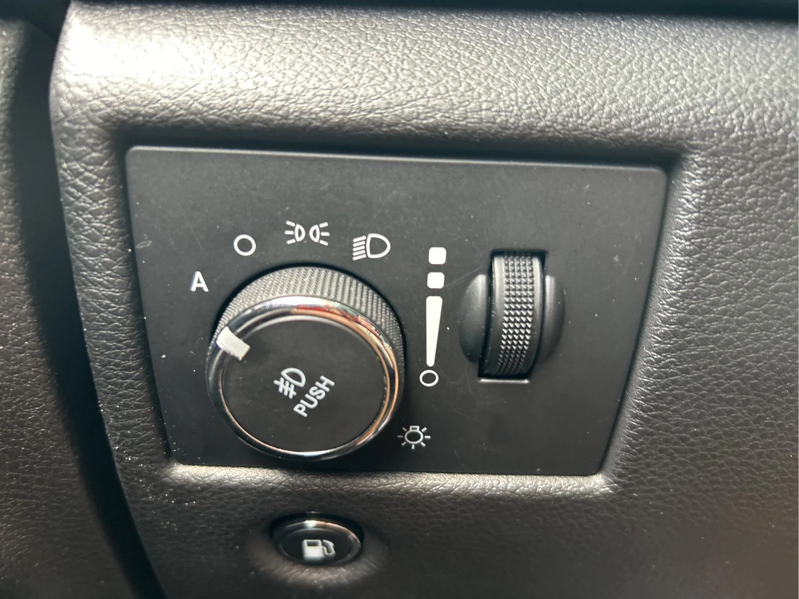Used 2020 Velvet Jeep Altitude image 25