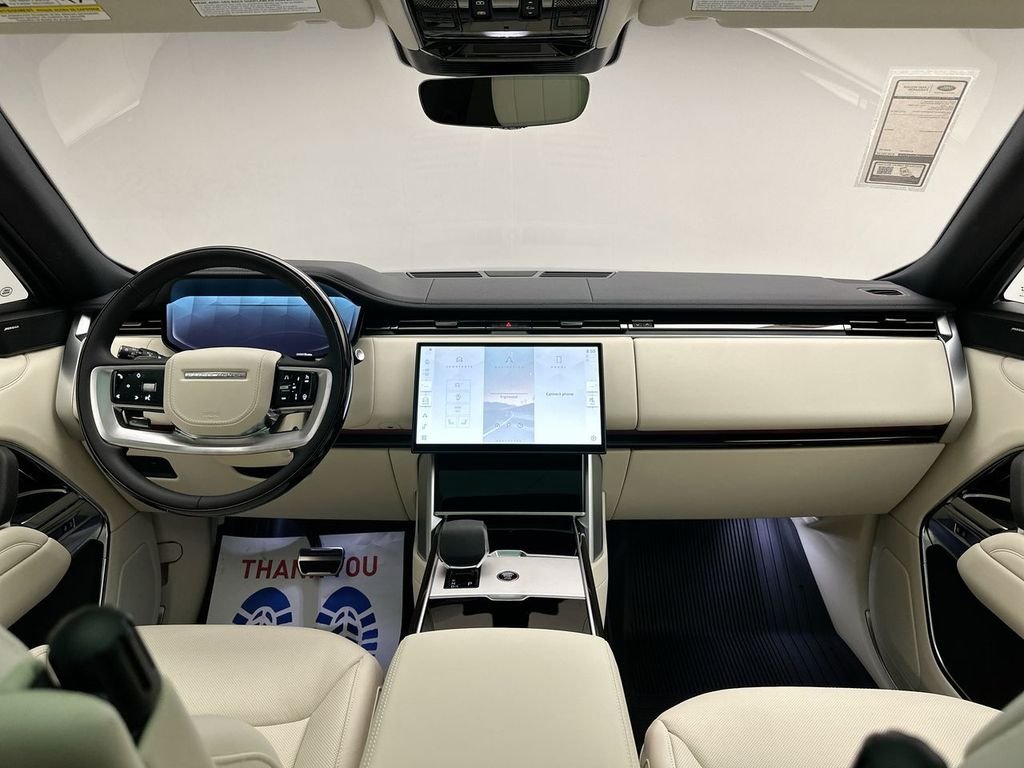 Used 2025  Land Rover SE image 13