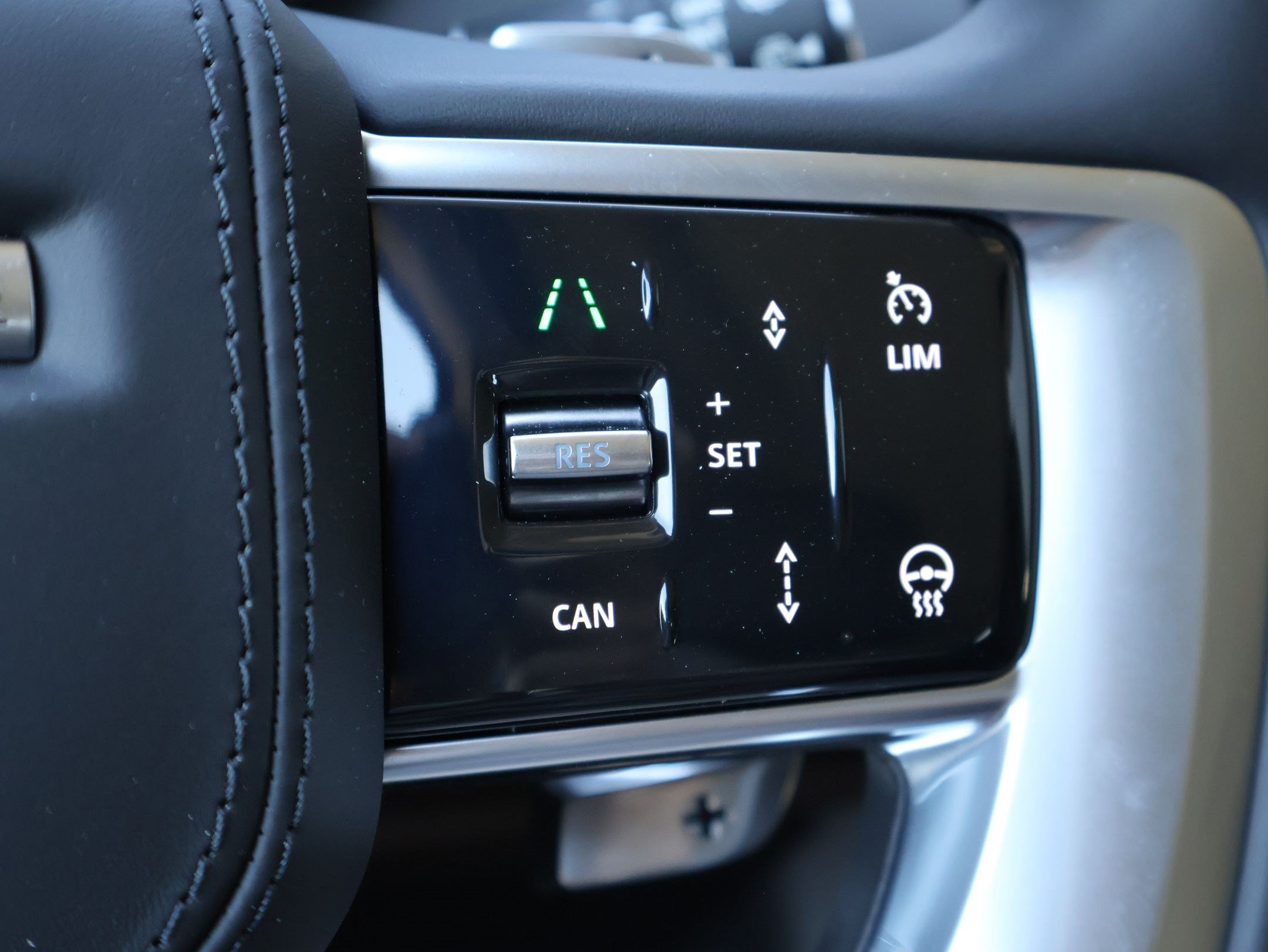 Used 2025 Eiger Grey Metallic Land Rover SE image 19