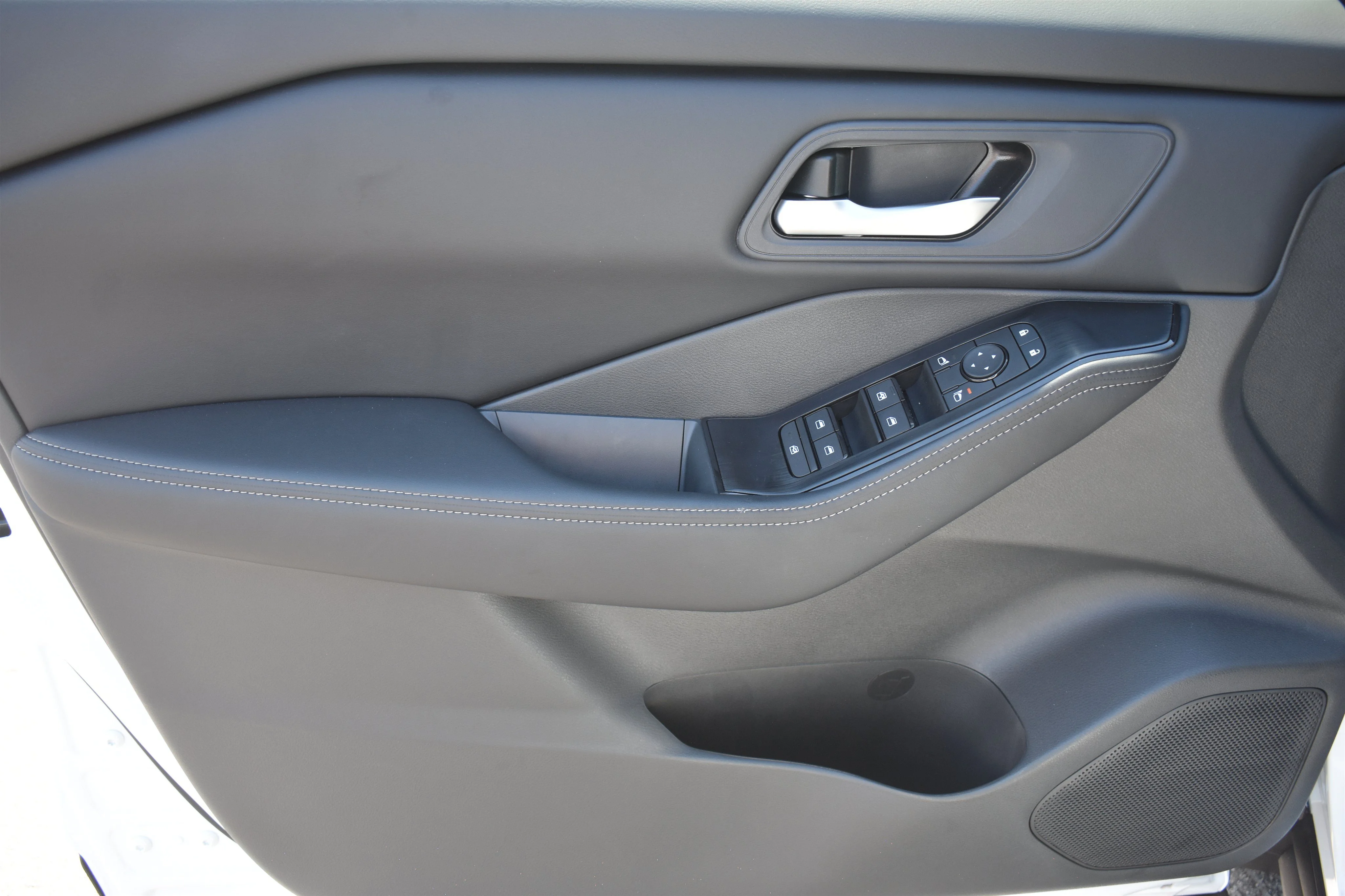 New 2026 Everest White Pearl Tricoat Nissan SV image 10