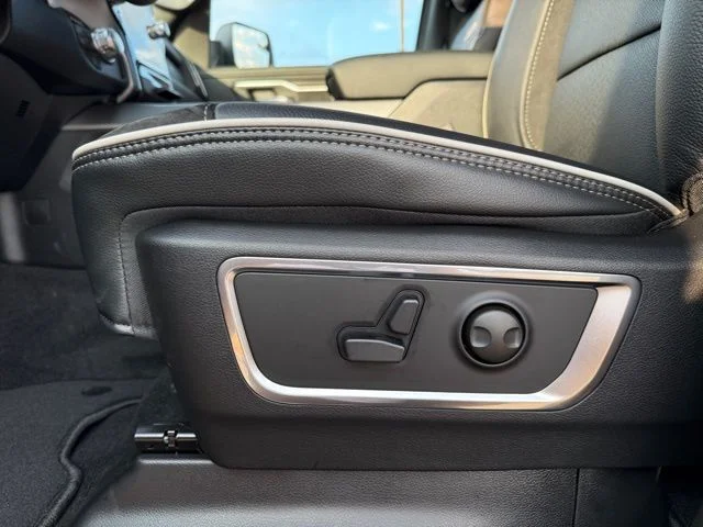 New 2026 Granite Crystal Metallic Clear-Coat Exterior Paint RAM Laramie image 14