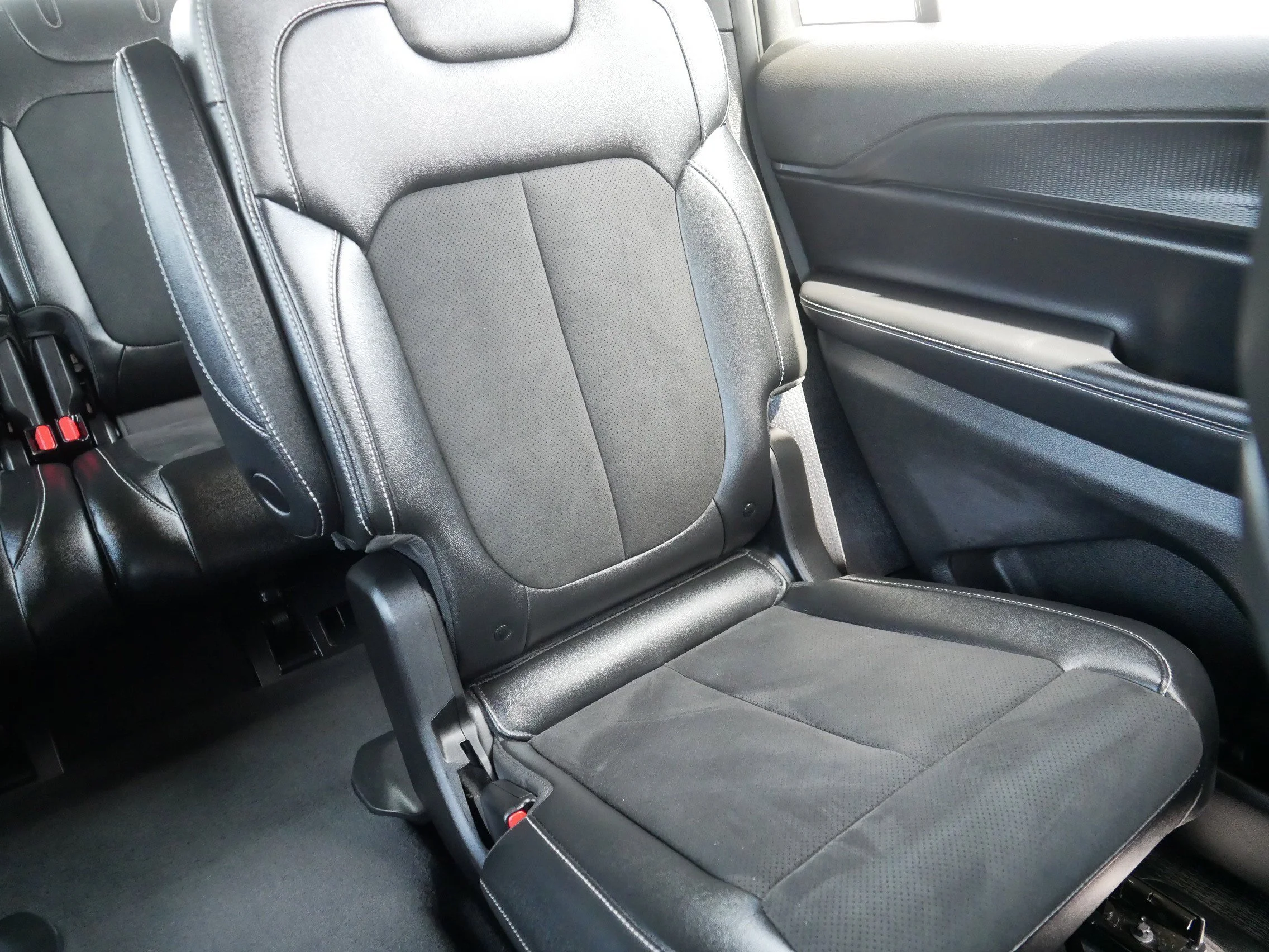 Used 2024 Diamond Black Crystal Pearlcoat Jeep Altitude X image 14