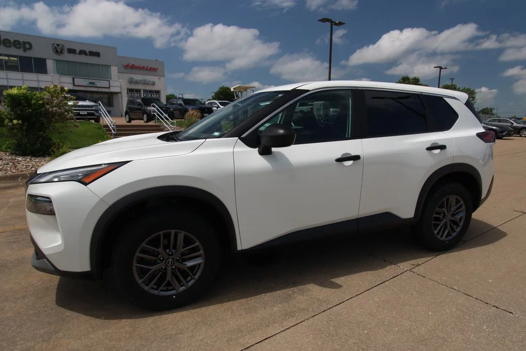 Used 2023 White Nissan S image 16