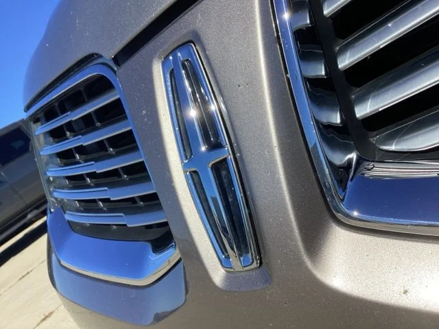 Used 2016  Lincoln Reserve image 4
