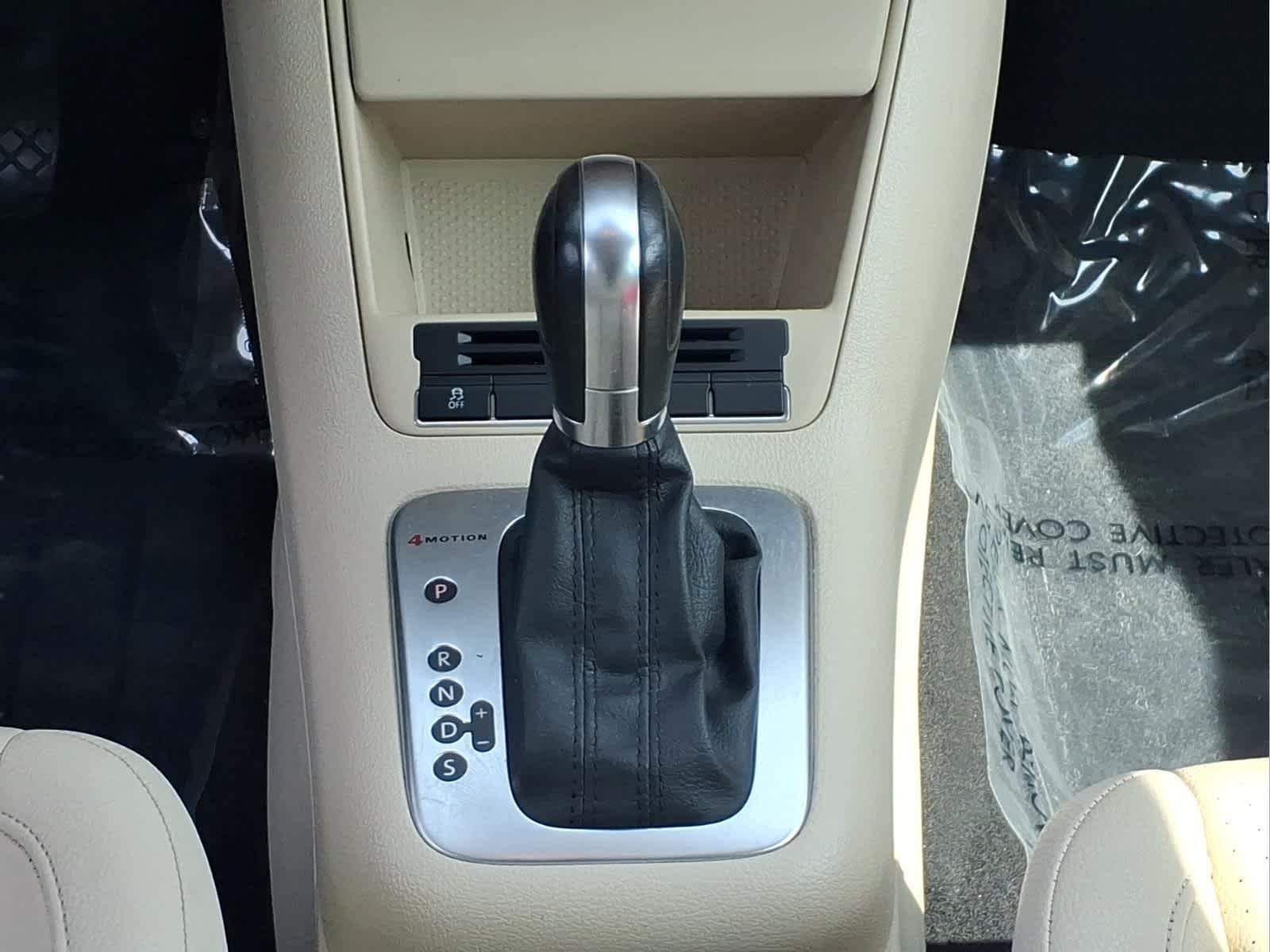 Used 2013 Deep Black Metallic Volkswagen SE w/Sunroof & Nav image 26