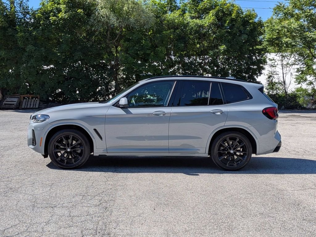 Used 2024 Gray BMW xDrive30i image 9