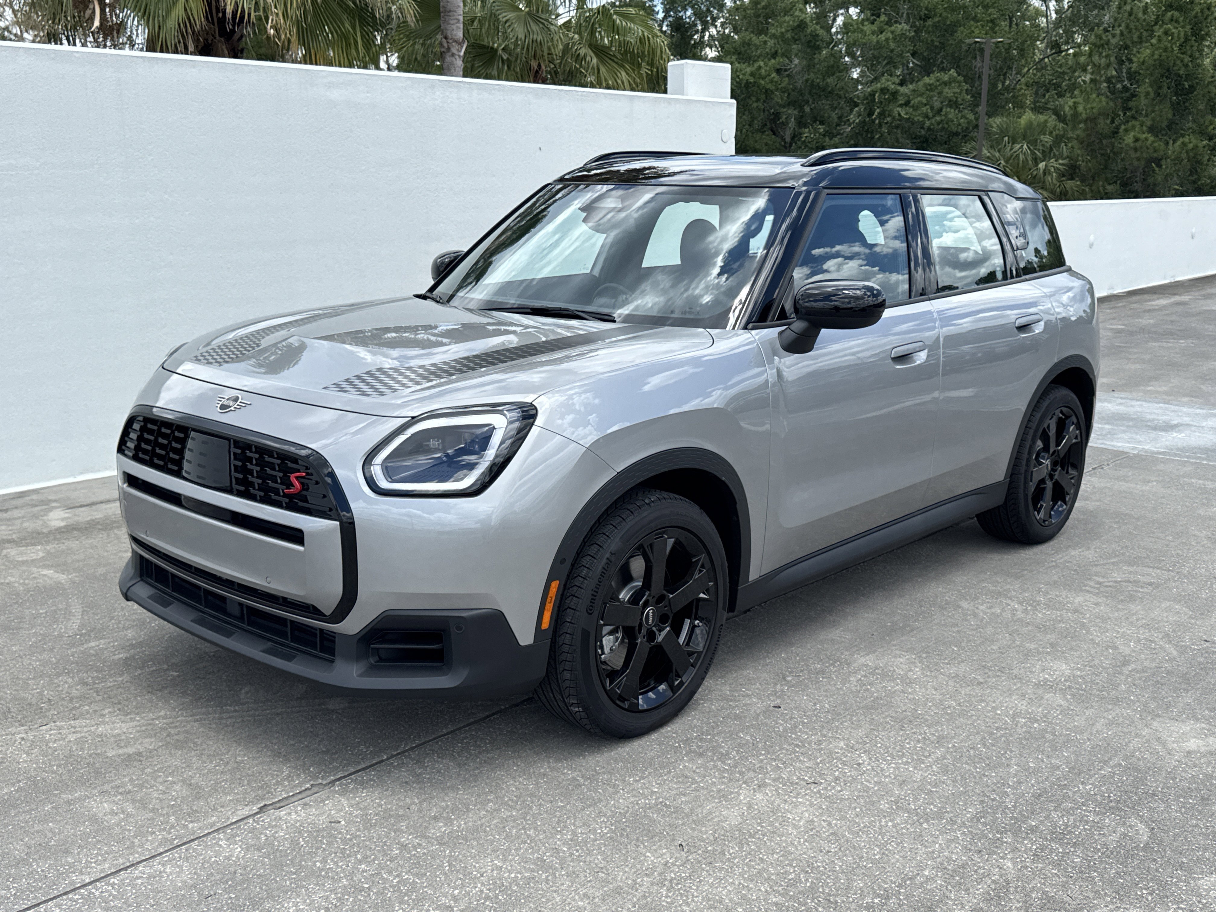 New 2027 Silver MINI Signature Plus image 3