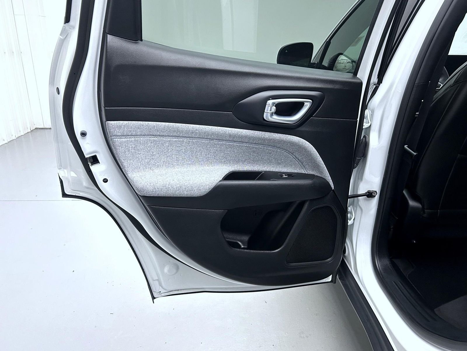 Used 2023 White Jeep Latitude image 20