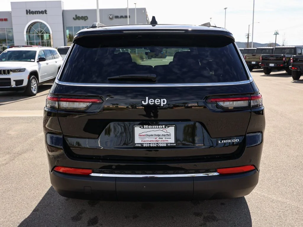 New 2026 Diamond Black Crystal Pearl-Coat Exterior Paint Jeep Laredo image 5