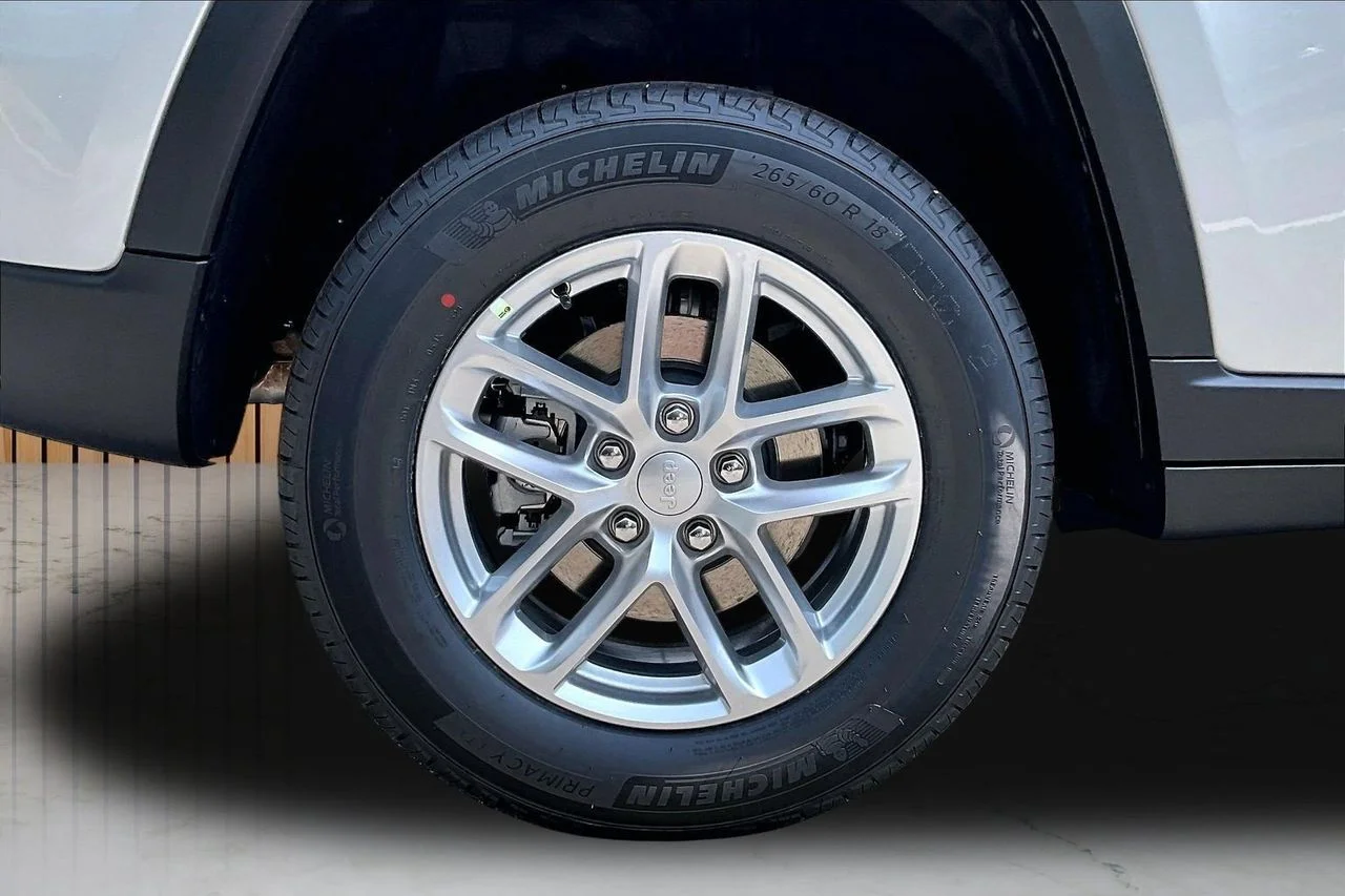 New 2026 Silver Zynith Jeep Laredo image 32