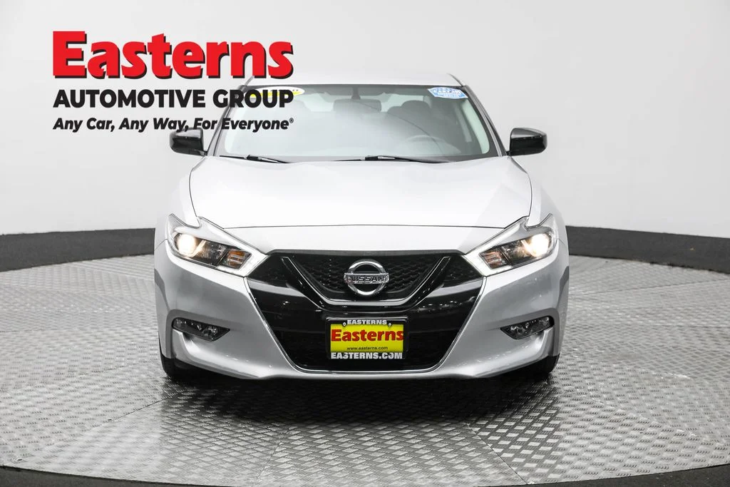 Used 2018 Silver Nissan 3.5 S image 2