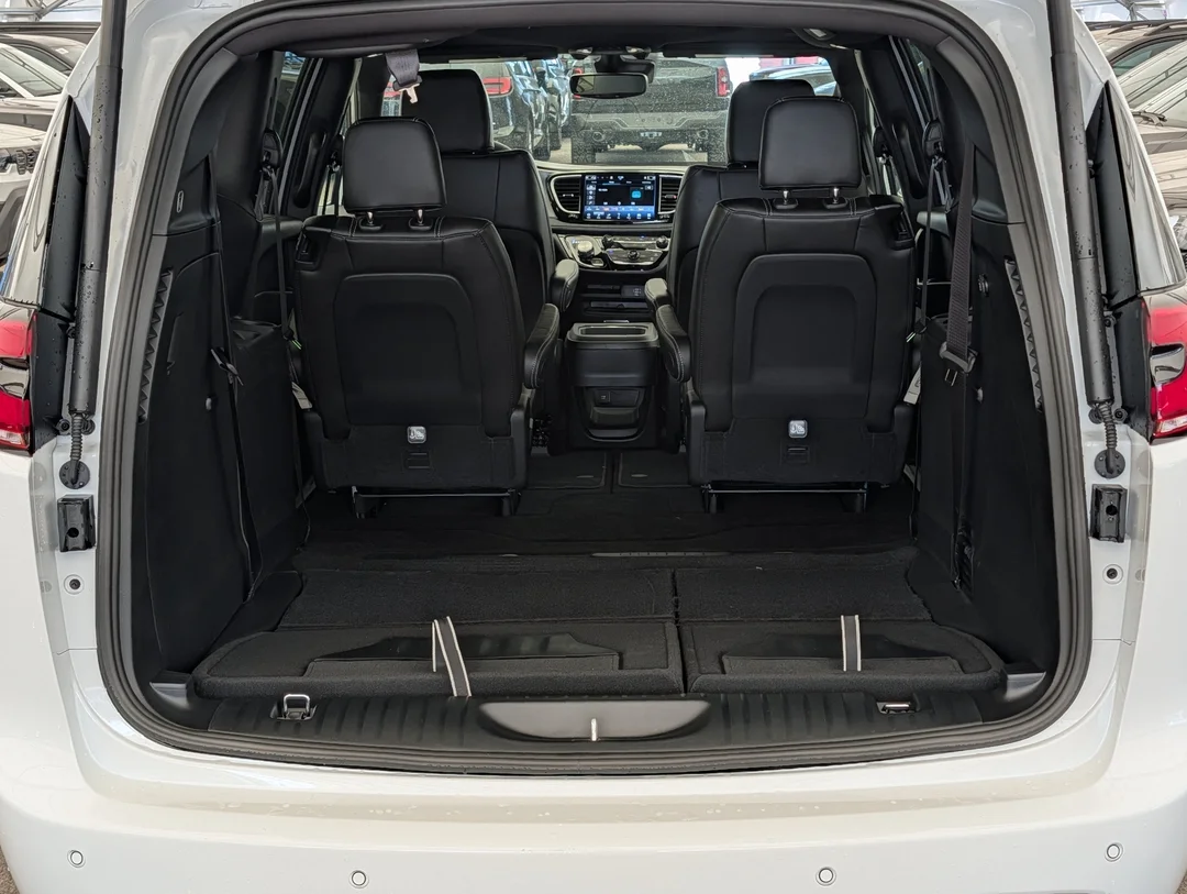 New 2027 White Chrysler Select - - AWD - 3.6L Pentastar V6 - Adaptive Cruise Control - Blind Spot Monitor & More! image 31