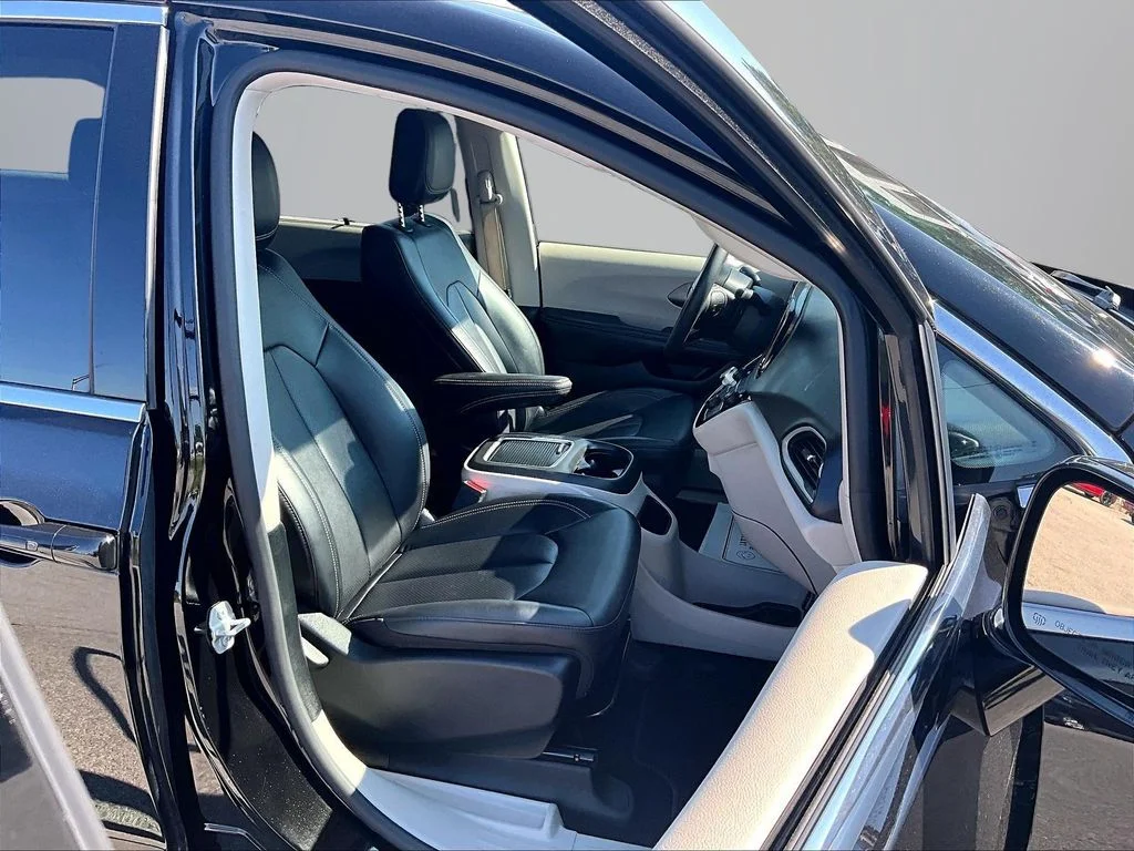 Used 2024 Black Chrysler Touring L image 8